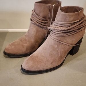 Bamboo Faux Suede Womens Abkle Booties Size 9